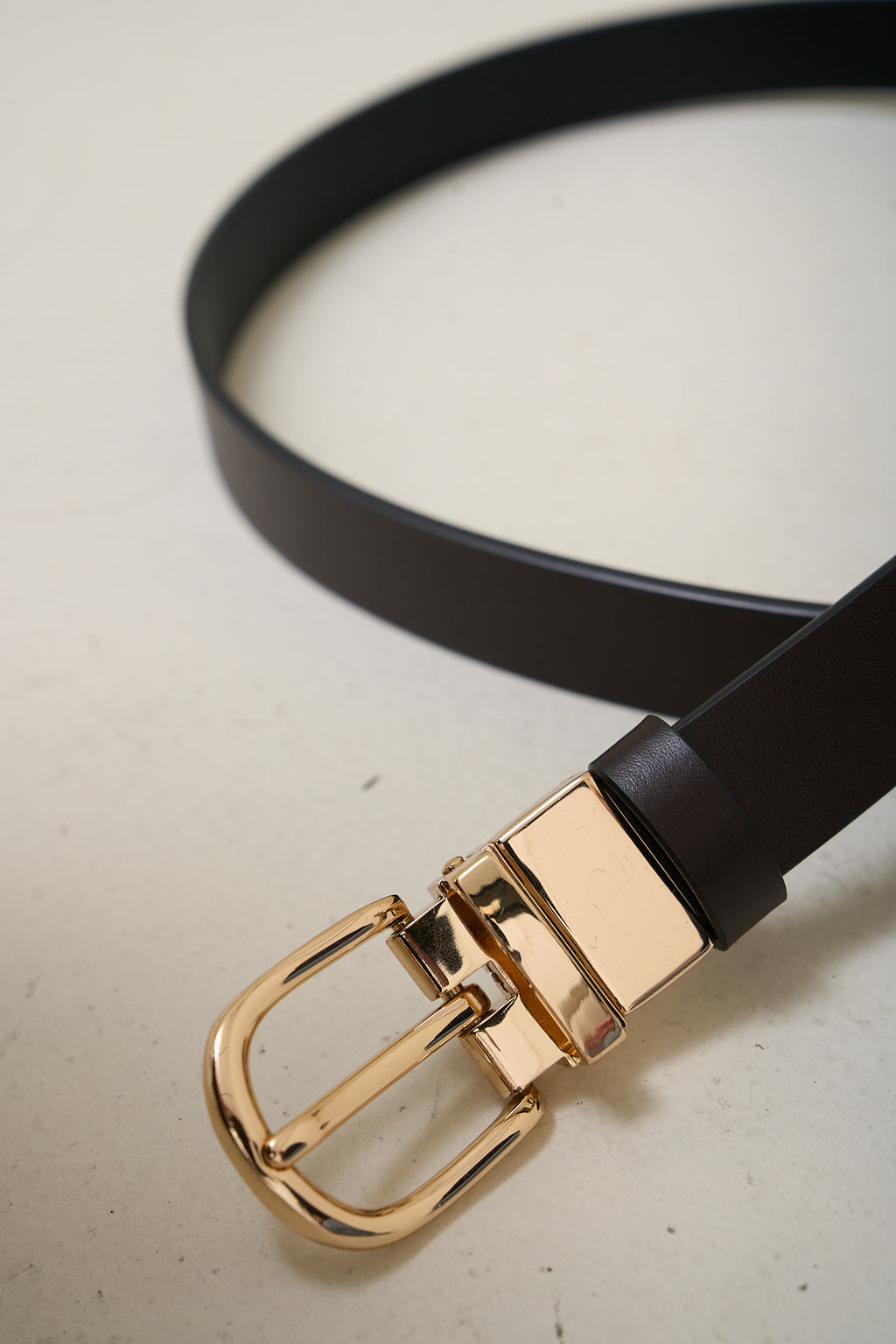 Leather Belt - Wide in dark brown leather with a polished gold buckle for a sleek, refined touch.
