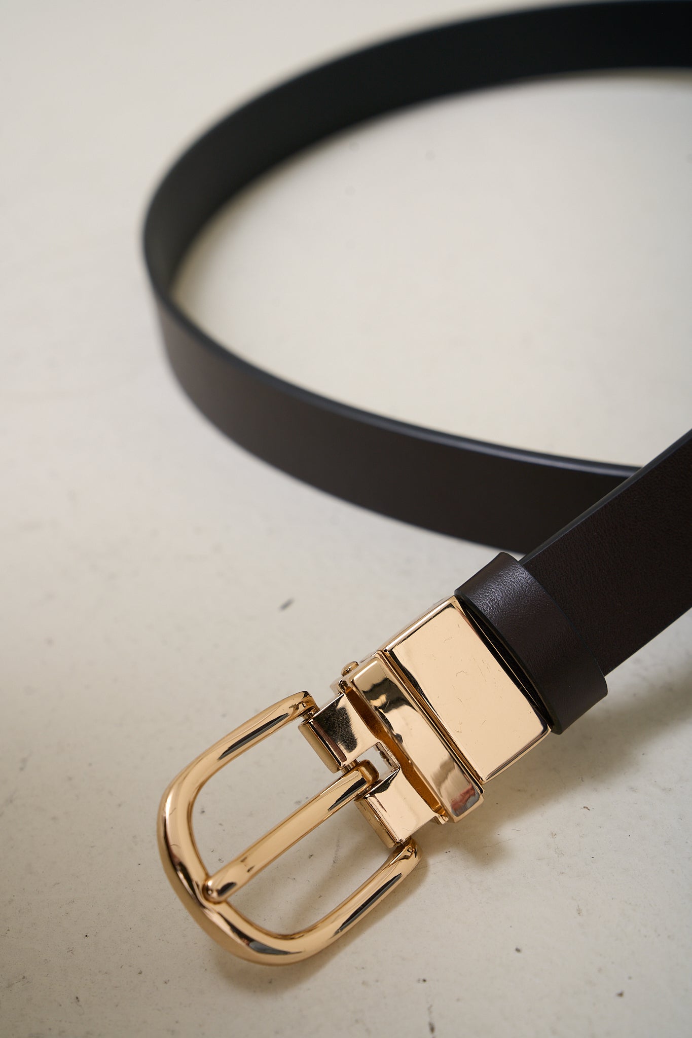 Leather Belt - Wide in dark brown leather with a polished gold buckle for a sleek, refined touch.