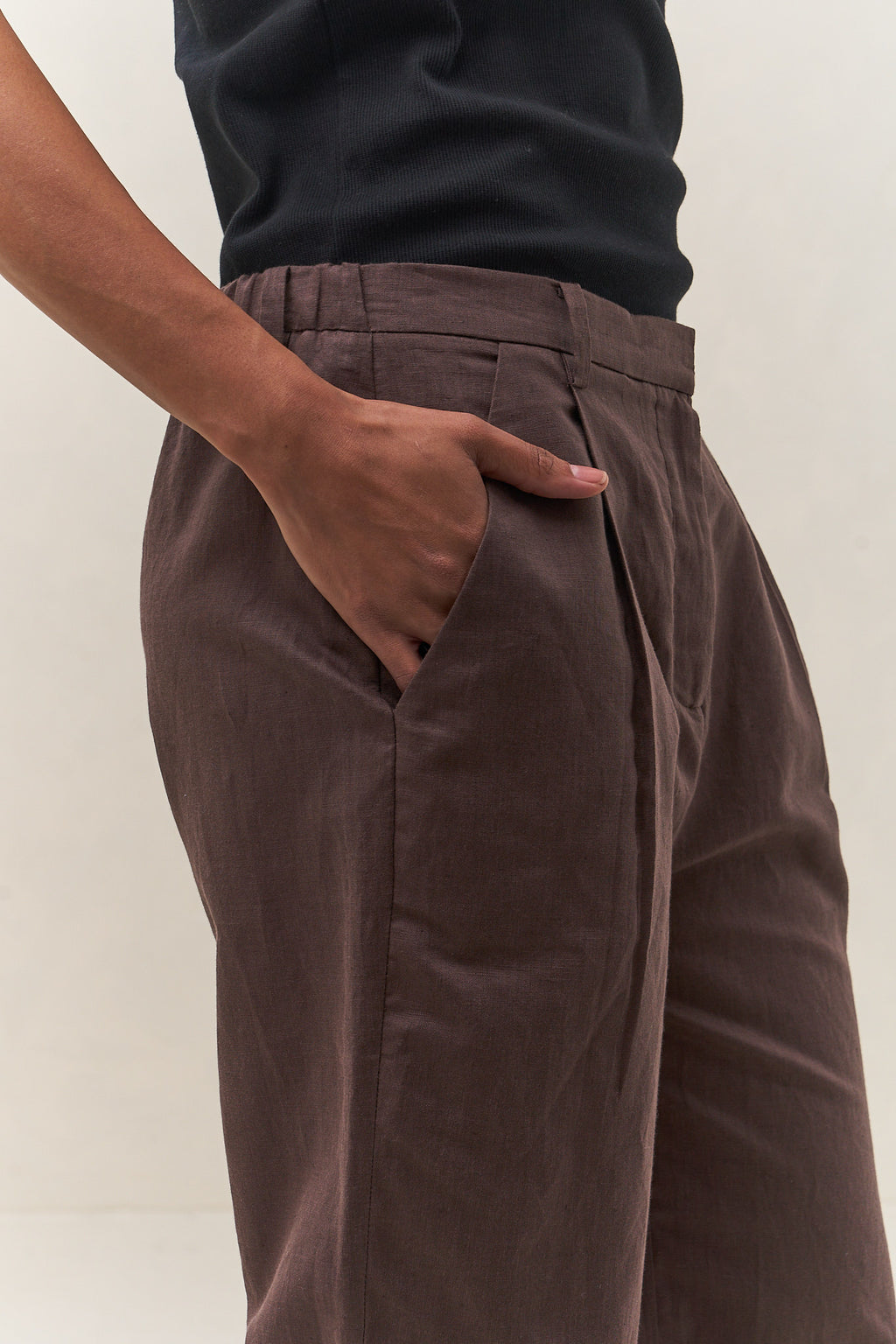 Wide Leg Linen Pant - Chocolate in soft linen fabric with a relaxed fit and side pockets for an effortless vibe.