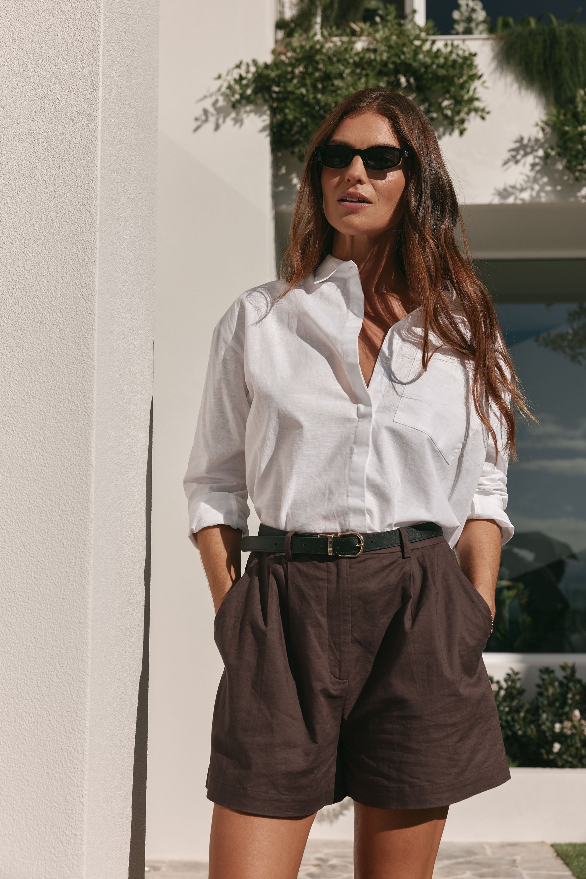 Tailored Linen Short - Chocolate in soft linen with a relaxed fit and pleated front for an easygoing everyday look.