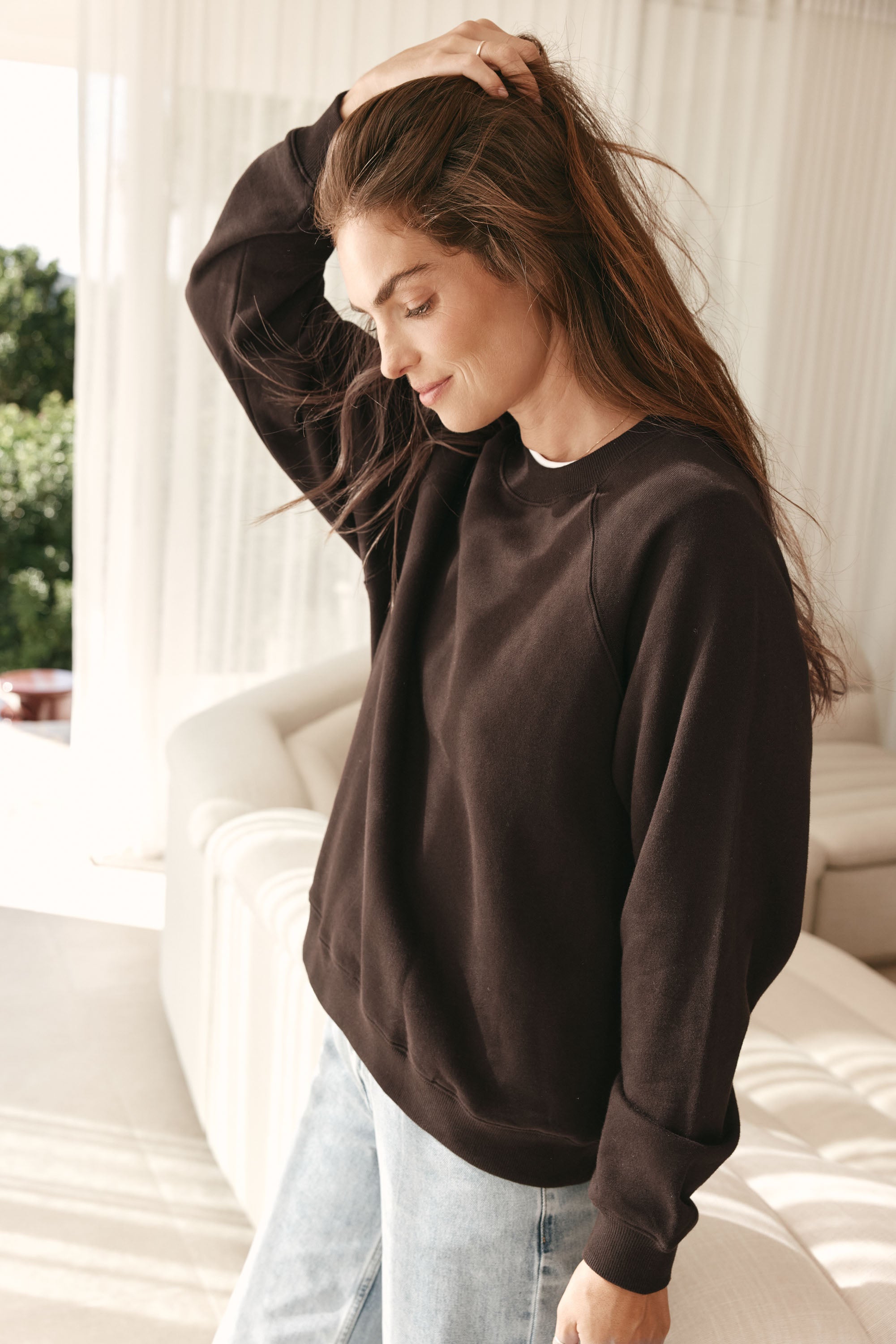 Basic Crew Sweat - Chocolate in soft cotton with a relaxed fit for easy, laid-back layering.