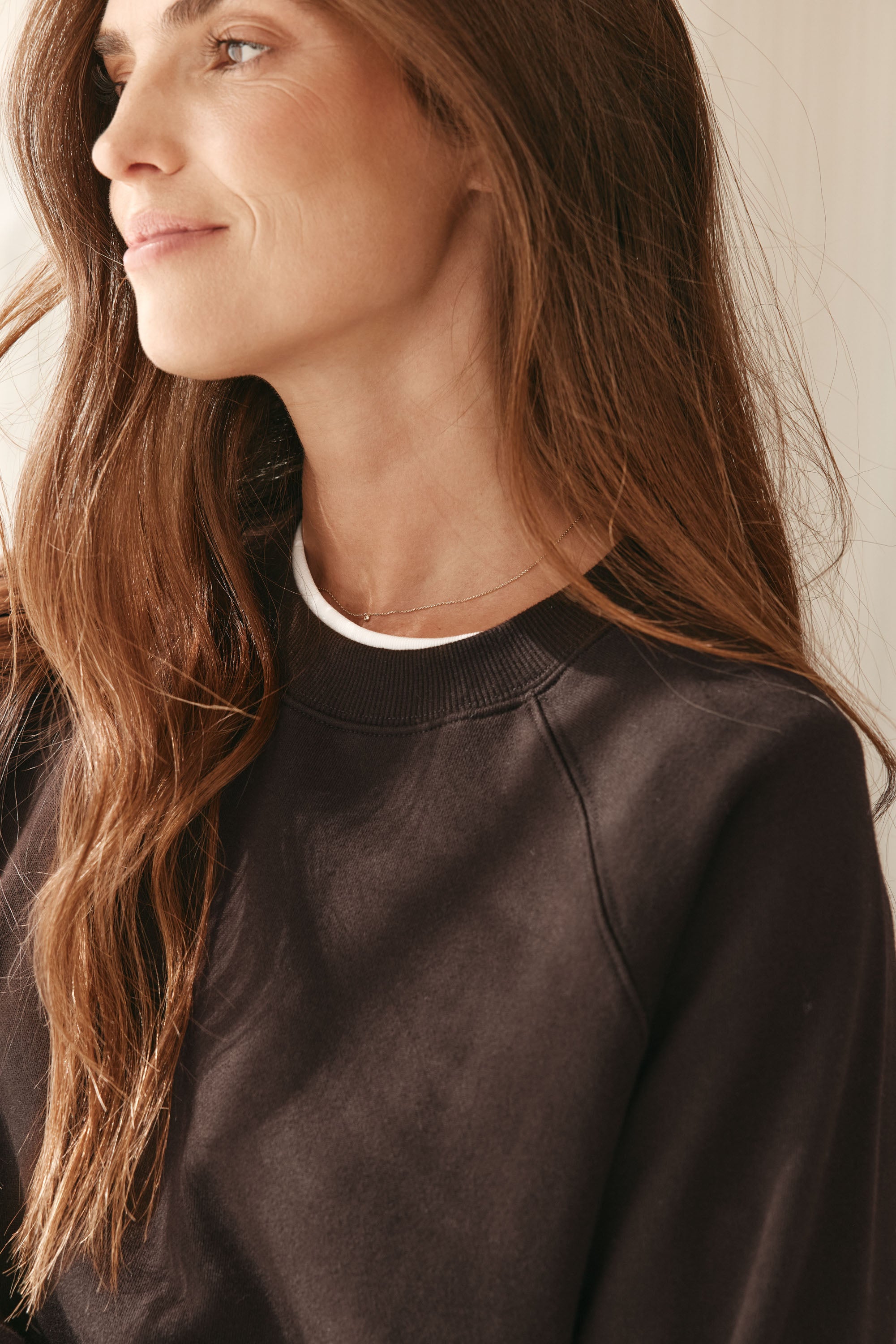 Basic Crew Sweat - Chocolate in a relaxed fit with soft cotton fabric and a classic crew neckline.