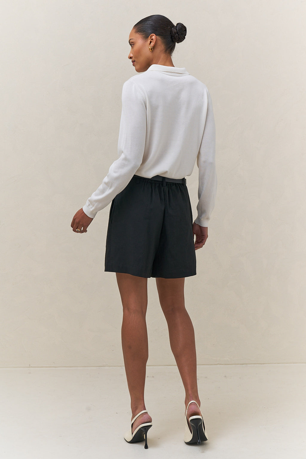 Tailored linen short - black with a relaxed fit and a comfortable waist tie for a laid-back yet polished look.