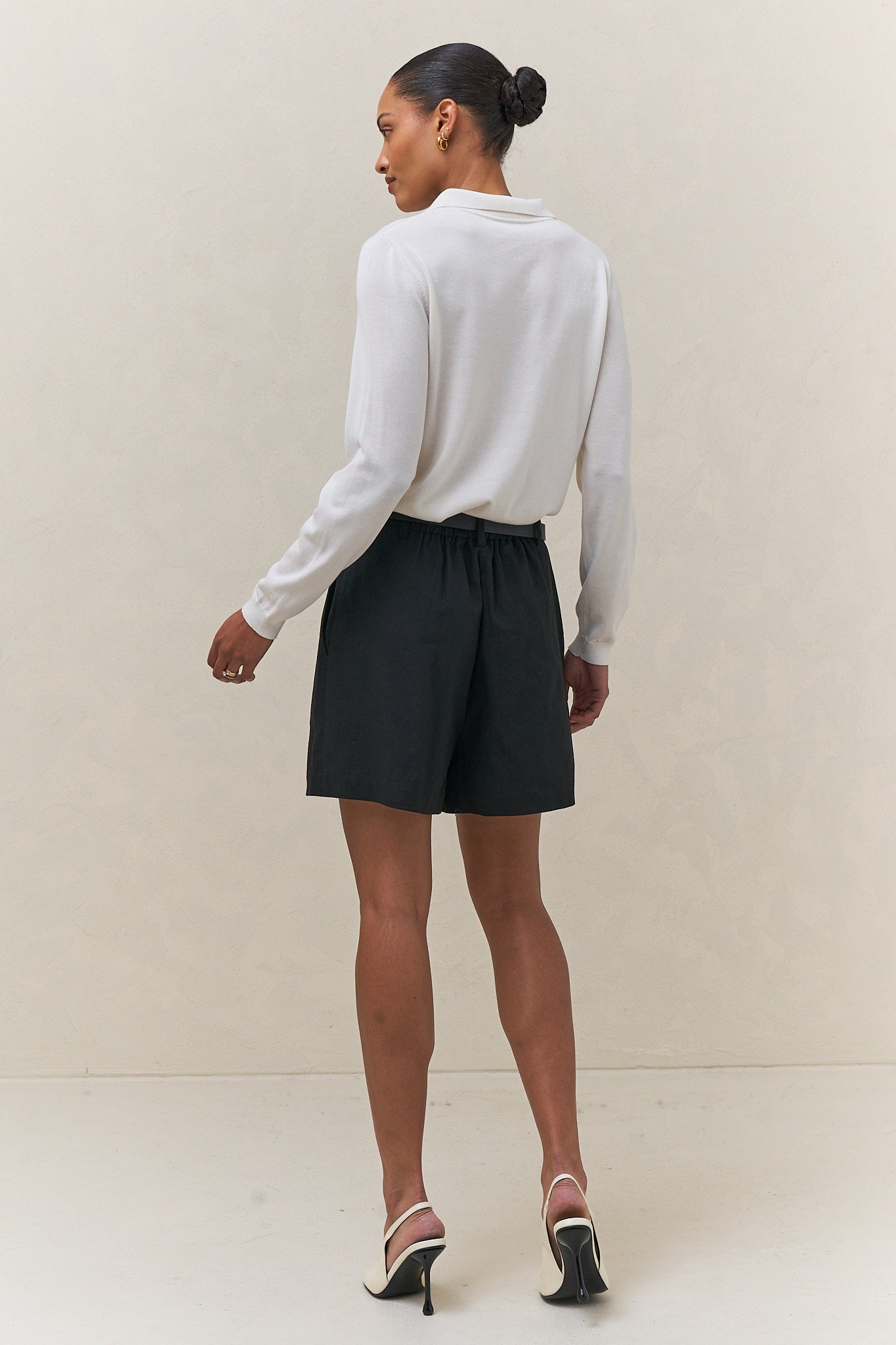 Tailored linen short - black with a relaxed fit and a comfortable waist tie for a laid-back yet polished look.