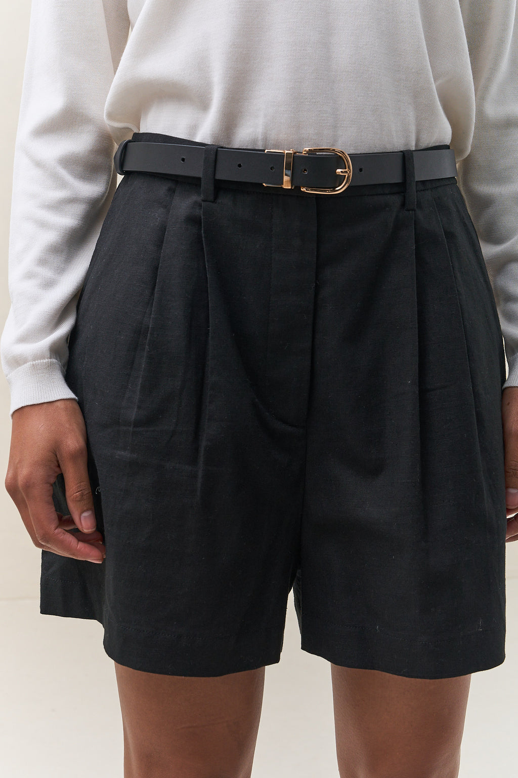 Tailored Linen Short - Black features pleat-front linen shorts with a structured waist and comfortable elastic back panel.